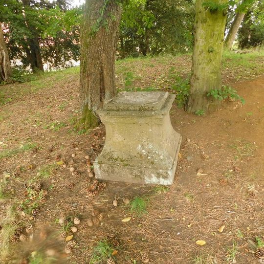 Barokní podstavec v zámeckém parku ve Valči