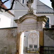 Friedhofsportal mit Immaculatastatue