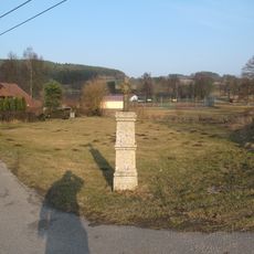 Kříž u bývalé školy v Zálezlech