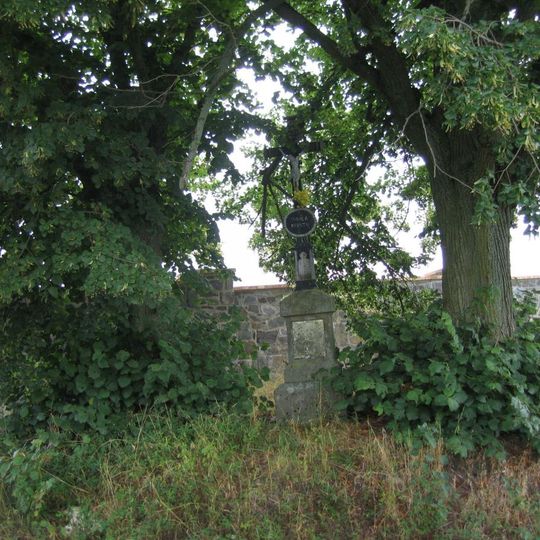 Kříž u hřbitova jižně od Horní Lhoty