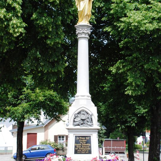 Mariensäule und Kriegerdenkmal