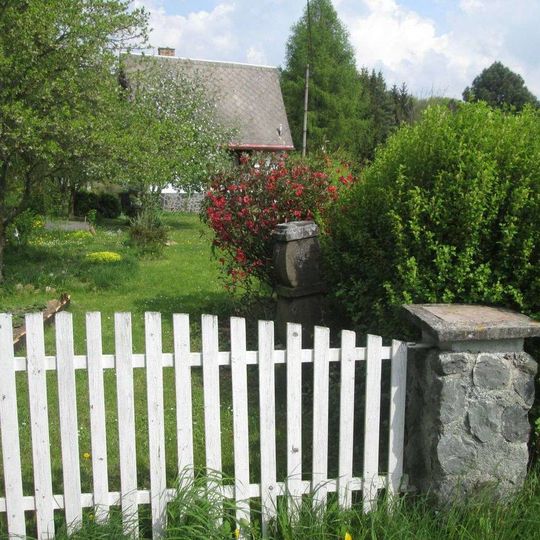 Kříž u Klenovic v zahradě