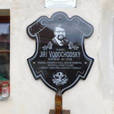 Pamětní deska Jiřího Vodochodského v pivovaru v Kostelci nad Černými lesy