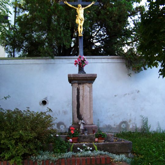 Kříž u kostela ve Stodůlkách