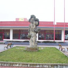 Socha Niké u školy v ulici Akademika Heyrovského v Chomutově