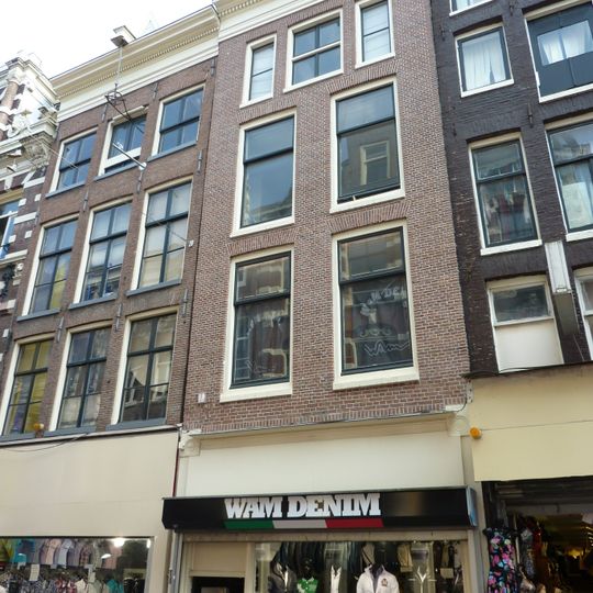 Pand met gevel onder rechte lijst