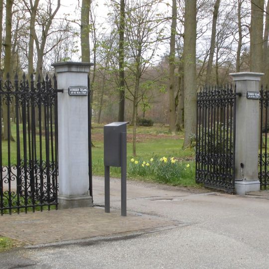 Huis Maarnbergen: hoofdinrijhek