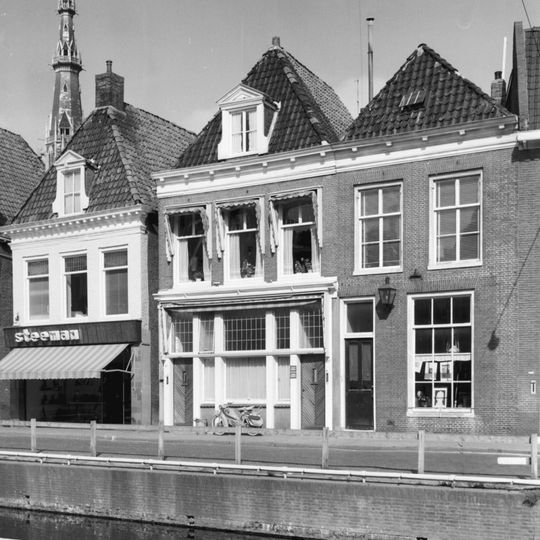 Pand onder diep zadeldak met voorschild en topschoorsteen