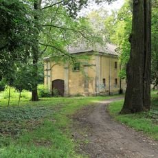 Einzeldenkmale der Sachgesamtheit Schloss und Park Schönwölkau: Schloss (Kirchplatz 3), Wirtschaftsgebäude, Remisengebäude, Einfriedung und zwei Toranlagen, Orangerie, Brücke, Brunneneinfassung, Torhaus (Kirchplatz 2, sogenanntes Rotes Haus) - (