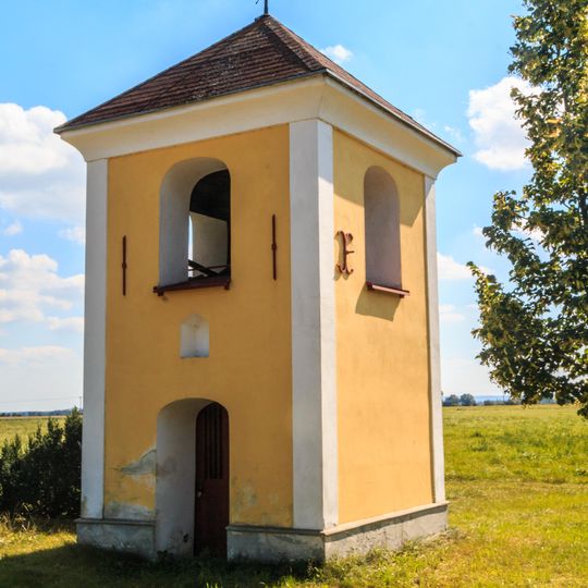 Kaplička se zvoničkou v Roveňsku  v jižní části vsi