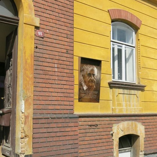 Pamětní deska Kurta Krolopa na domě 185 v Kravařích