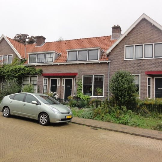 Woonblok aan de noordzijde van de 3e Mussenstraat dat bestaat uit vier woningen