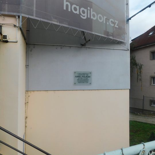 Pamětní deska Karla Poláčka na domě Bělocerkevská 1024/40 ve Vršovicích