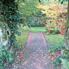 De Wiersse: twee natuurstenen beelden