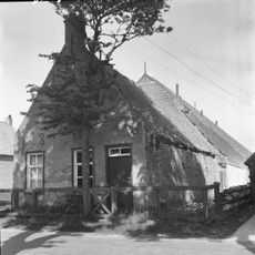 Pand onder zadeldak tegen topgevel