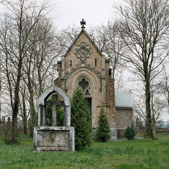 Einzeldenkmal der Sachgesamtheit Schloss und Kirche Altranstädt: Schloss- oder Gruftkapelle mit Einfriedung, Friedhofstor und Grabanlage vor der Kapelle Am Schloss 2
