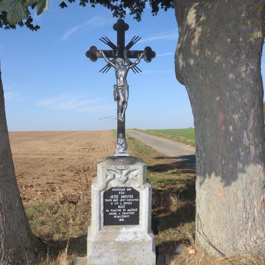 Kříž u cesty severně od Radošova