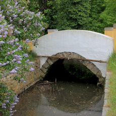Steinbogenbrücke mit gekrümmter Brüstung Zeschaer Straße