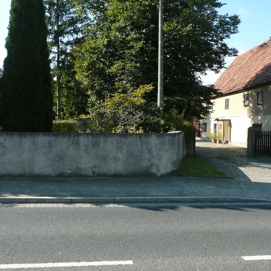 Hofmauer eines Bauernhofs Hauptstraße 24