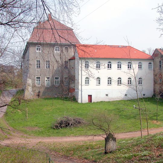 Rittergut Tanneberg mit Herrenhaus dazu zwei, im Winkel angebaute Pächterhäuser , weiterhin Wirtschaftsgebäude mit Brennerei , zwei weitere Wirtschaftsgebäude, Scheune und Torpfeiler Am Rittergut 1; 1a