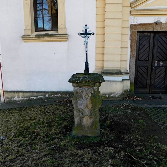 Kříž vlevo od vchodu kostela Povýšení svatého Kříže v Pyšelích