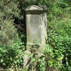 Podstavec kříže s ulomeným křížkem v Novodvorské ulici v Bystřanech