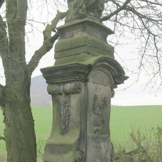 Socha Piety v polním remízu východně od Března