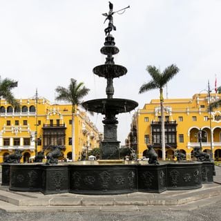 Fountain at Plaza Mayor (Lima)