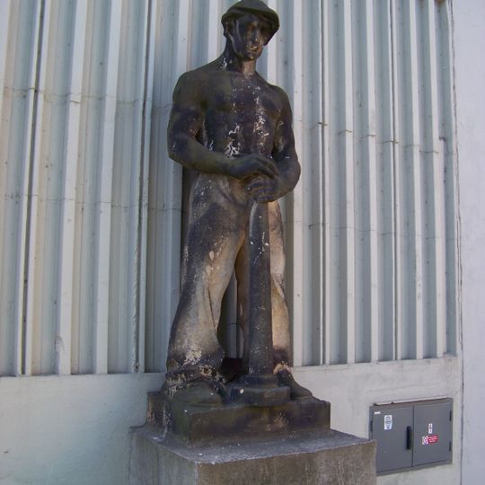 Socha technika vlevo od podjezdu na Předmostí v Ústí nad Labem