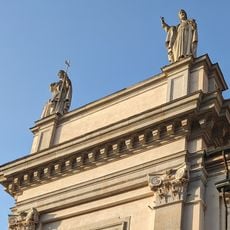 Rappresentato con la sega con cui fu ucciso.