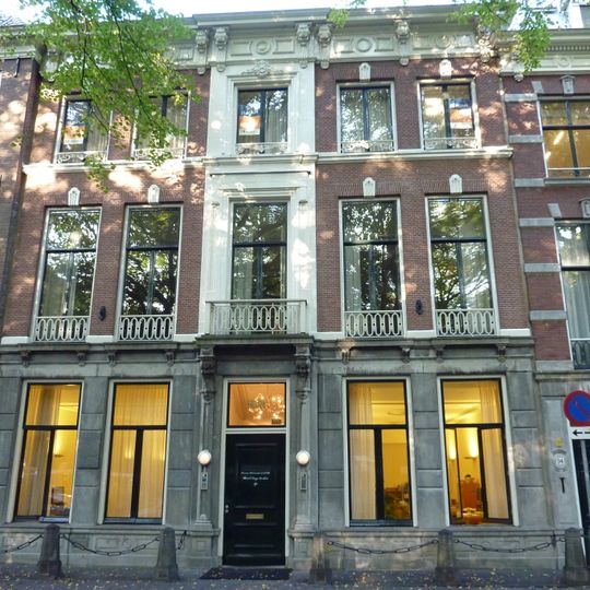 Pand met bakstenen gevel met versierde middenpartij en kroonlijst op gesneden consoles