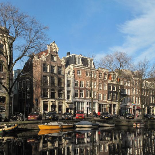 Hoekhuis met daklijst en dak