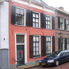 Pand onder schilddak en met gevel onder rechte lijst