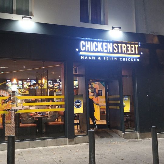 Chicken Street Marseille Naan & Fried Chicken