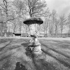 De Ulenpas: tuinvaas behorende tot de buitenplaats de ulenpas