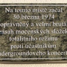 Pamětní deska rozehnání  koncertu