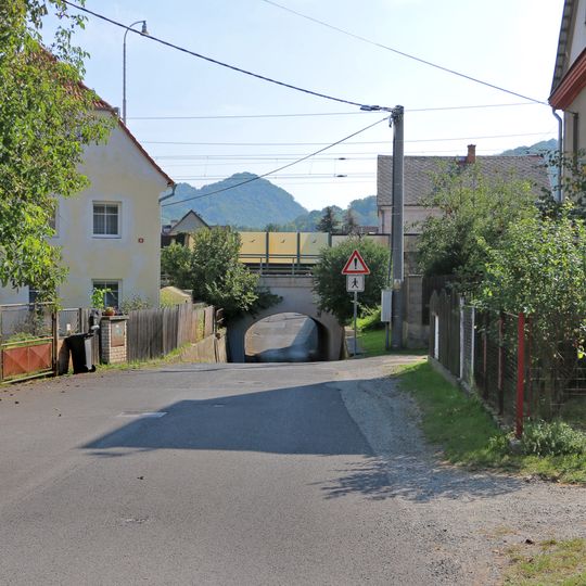 Železniční most přes Labskou ulici v Povrlech