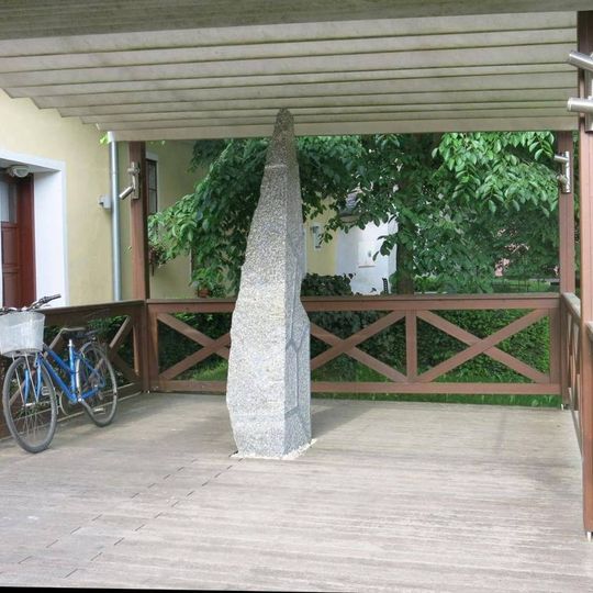 Novodobý menhir u restaurace Šupina v Třeboni