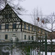 Wohnstallhaus und Scheune eines Dreiseithofes sowie Torpfeiler und Einfriedung Scharfenberger Straße 46