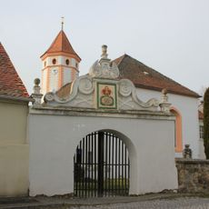 Kirche (mit Ausstattung), Kirchhof mit Einfriedung sowie Eingangstor, auf dem Kirchhof Denkmal für die Gefallenen des Ersten Weltkrieges sowie vier Grabmale Purschwitzer Straße