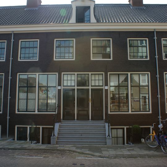 Aaneengesloten reeks onderkelderde dijkwoningen