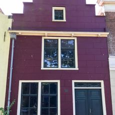 Pand met verdieping onder zadeldak tegen trapgevel