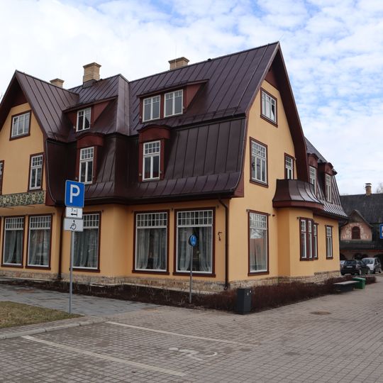 Dzīvojamā ēka - preču tirgotava