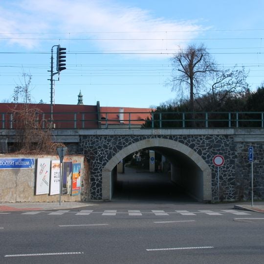 Železniční most přes vjezd do zámku Roztoky u Prahy
