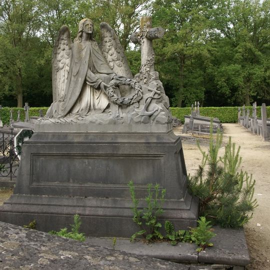 Tomb with artwork of Custers