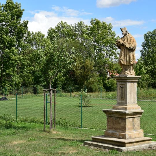 Socha svatého Jana Nepomuckého za mostem v Libědicích