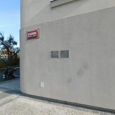 Pamětní deska Jaroslava Mračna na domě Na Malovance 589/18 na Dlabačově