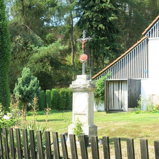 Kříž v zahradě domu v Dolním Šebířově