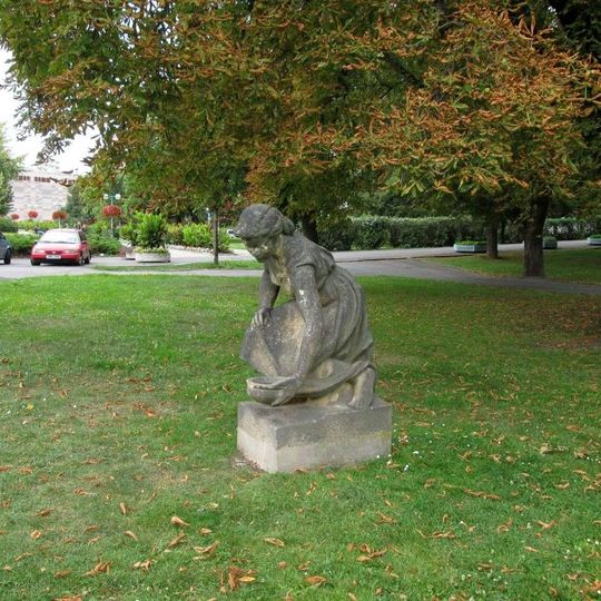 Socha dívky v Lázeňském sadu v Teplicích