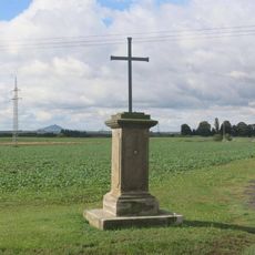 Kříž u silnice na západním okraji Mlékojed